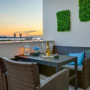 stella-maris-balcony-sea-view-garage-bbq.hotelinzadar.com/