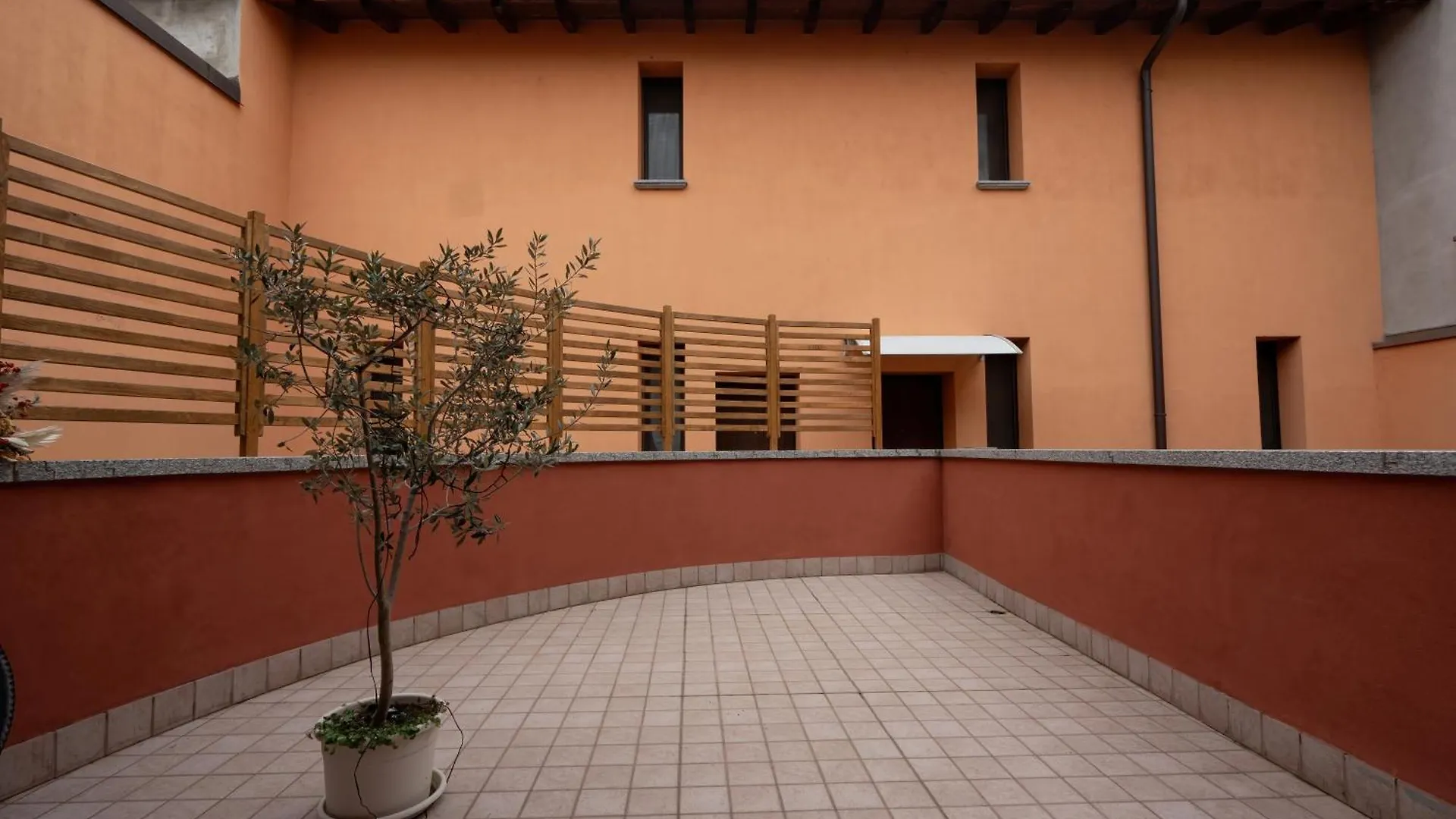 Relax Tra Il Legno E Il Verde Piacenza Italien